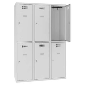 Šatní skříňka dělená Sus 432 W je kovový šatník šíře 1200 mm s krátkými dveřmi. Skříň je uzamykatelná a dodává se se 2 klíči pro každé dveře. Vnitřní vybavení zahrnuje tyč se dvěma háčky na zavěšení oblečení, samolepící zrcadlo, jmenovku a háček. Skříň je svařovaná, není nutná její montáž, což jí dodává pevnost a stabilitu.