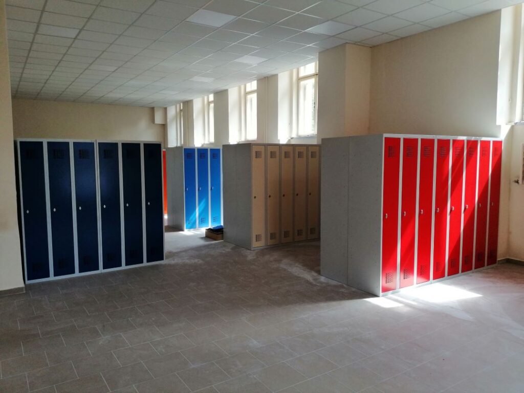 kovové šatní skříňky do školy